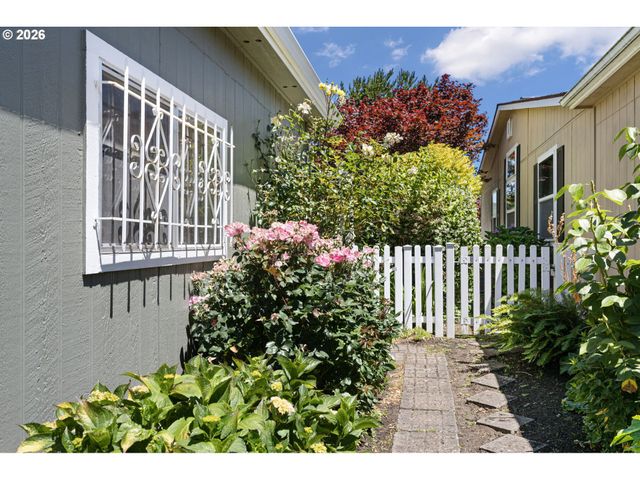3220 CRESCENT Ave 82, Eugene, OR 97408