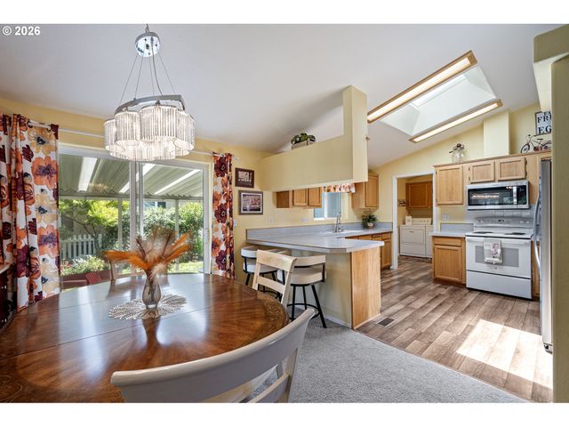 3220 CRESCENT Ave 82, Eugene, OR 97408
