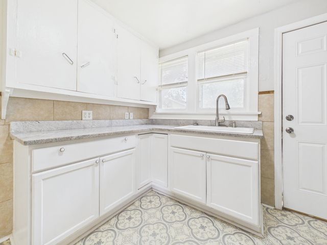 904 S Glenn Ave, Wichita, KS 67213