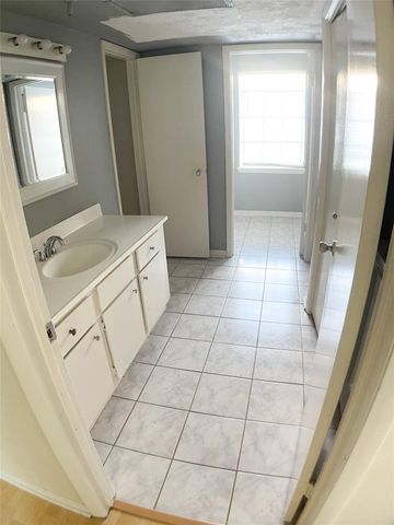 9809 Richmond Avenue F8, Houston, TX 77042