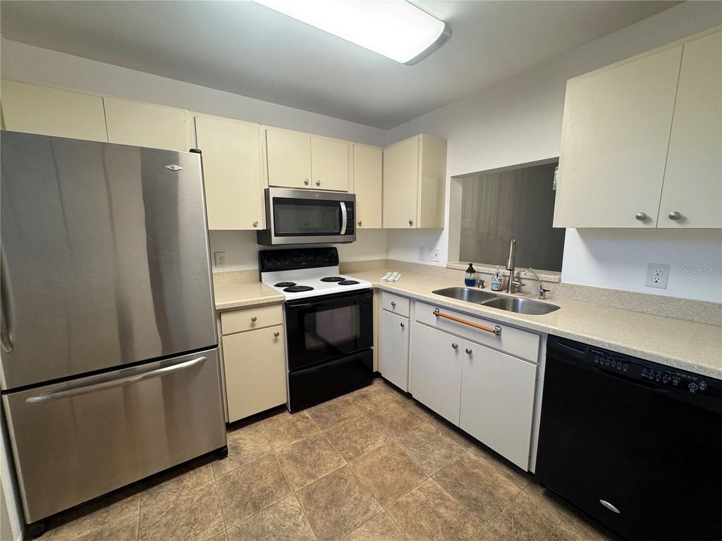 Image 3 of property listing at 379 SPRINGDALE DRIVE 379, Bradenton, FL 34210