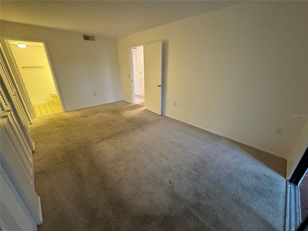 Image 8 of property listing at 379 SPRINGDALE DRIVE 379, Bradenton, FL 34210