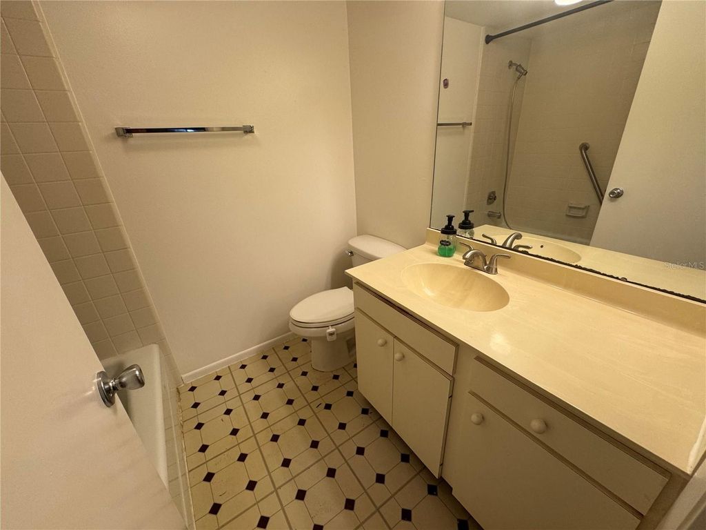 Image 10 of property listing at 379 SPRINGDALE DRIVE 379, Bradenton, FL 34210