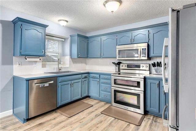 1128 N Mohican Court, Independence, MO 64056