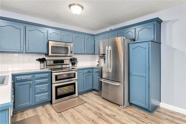 1128 N Mohican Court, Independence, MO 64056