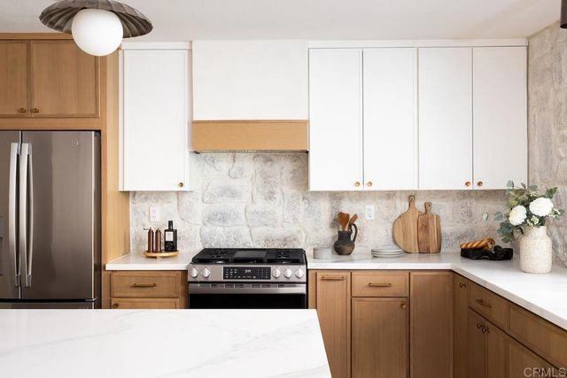 1860 Valencia Avenue, Carlsbad, CA 92008