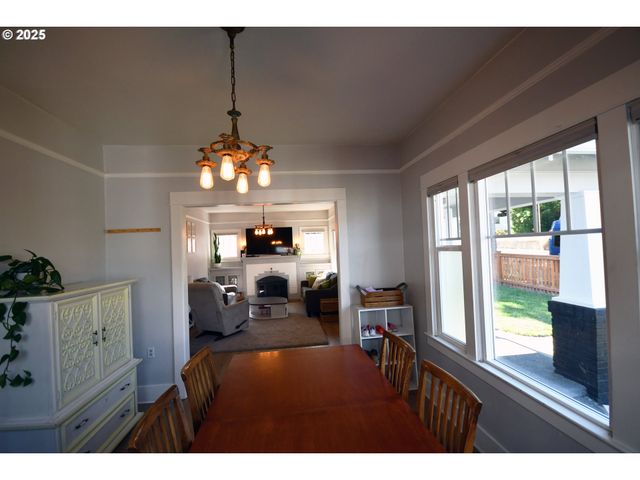 609 E 10TH St, The Dalles, OR 97058