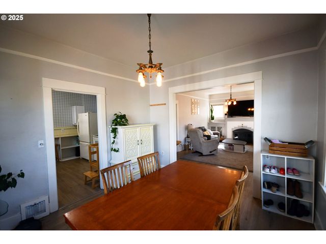 609 E 10TH St, The Dalles, OR 97058