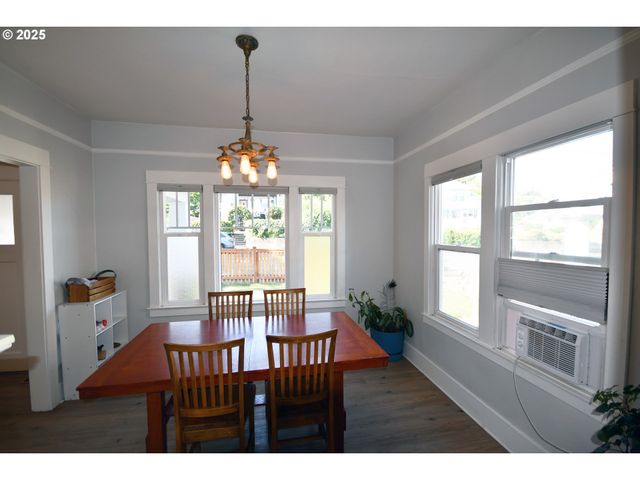 609 E 10TH St, The Dalles, OR 97058
