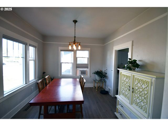 609 E 10TH St, The Dalles, OR 97058