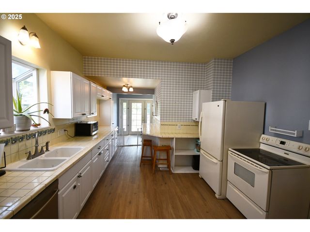 609 E 10TH St, The Dalles, OR 97058