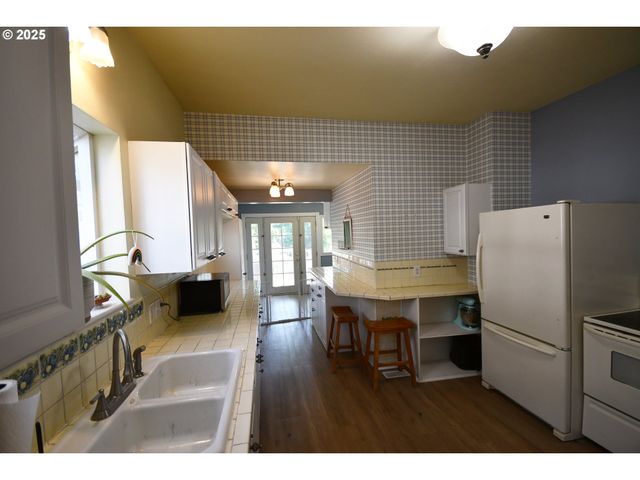 609 E 10TH St, The Dalles, OR 97058