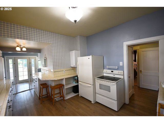 609 E 10TH St, The Dalles, OR 97058