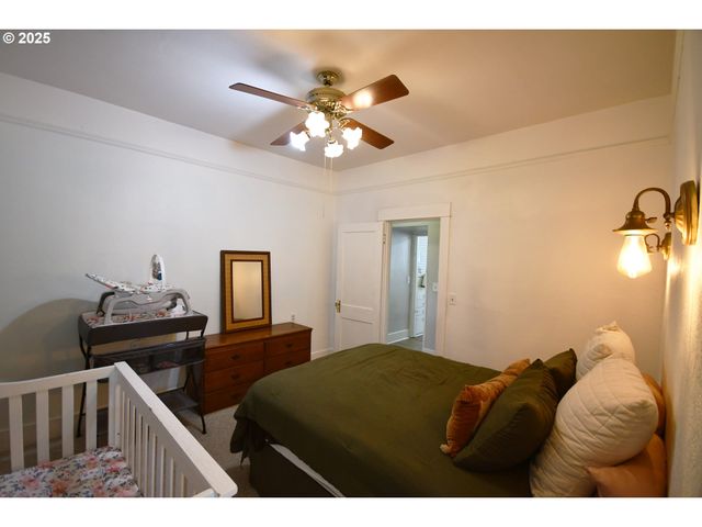 609 E 10TH St, The Dalles, OR 97058