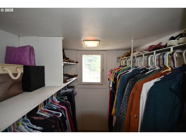 609 E 10TH St, The Dalles, OR 97058