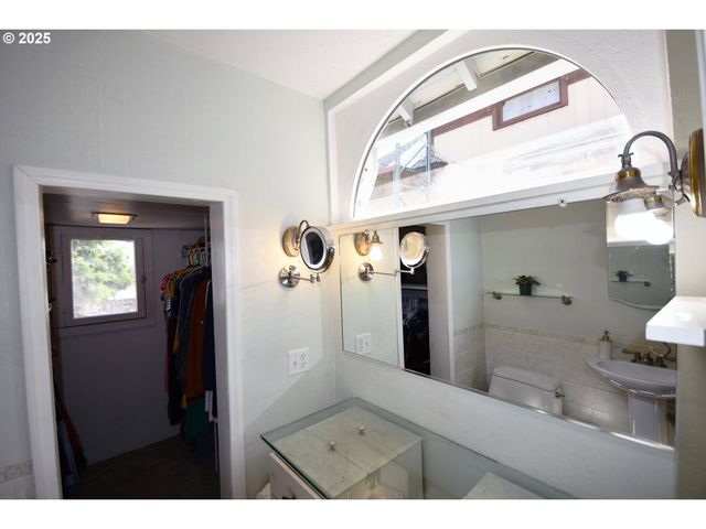 609 E 10TH St, The Dalles, OR 97058