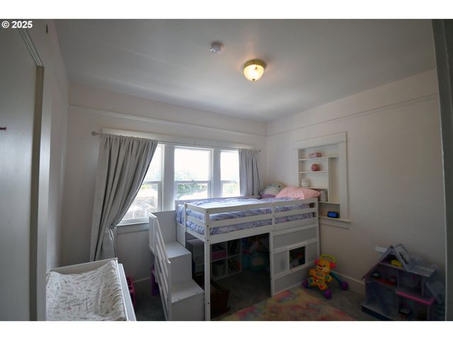 609 E 10TH St, The Dalles, OR 97058