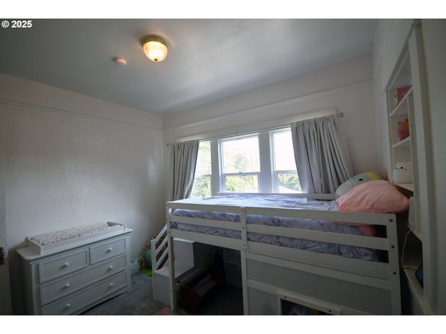 609 E 10TH St, The Dalles, OR 97058