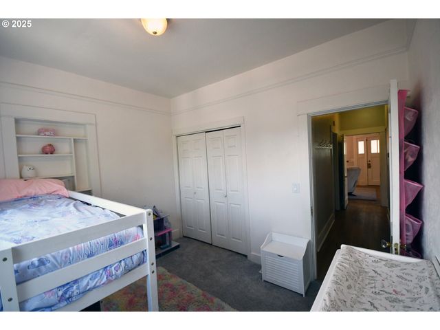 609 E 10TH St, The Dalles, OR 97058