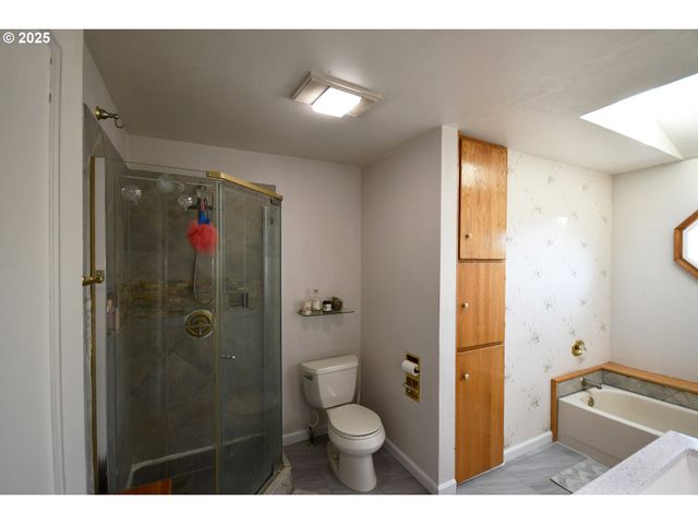 609 E 10TH St, The Dalles, OR 97058