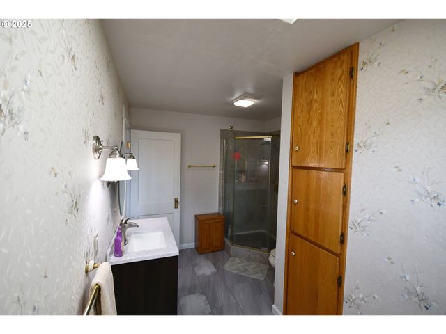 609 E 10TH St, The Dalles, OR 97058
