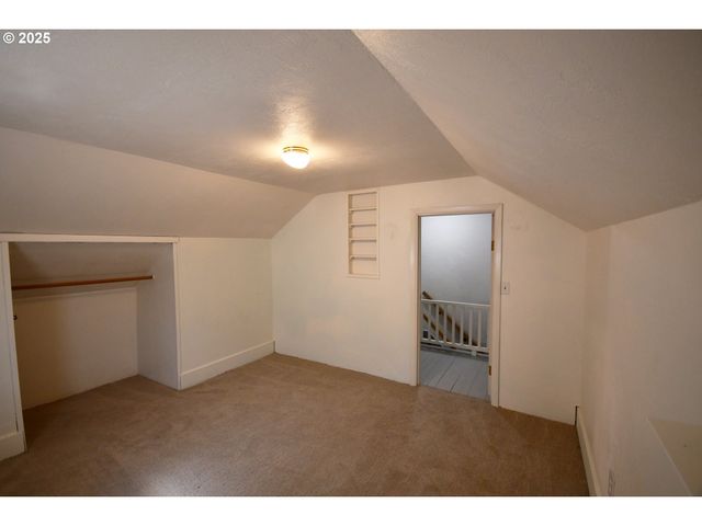 609 E 10TH St, The Dalles, OR 97058