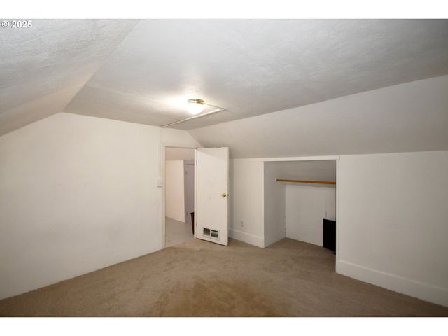 609 E 10TH St, The Dalles, OR 97058