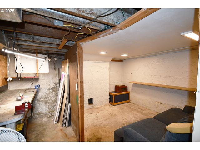 609 E 10TH St, The Dalles, OR 97058