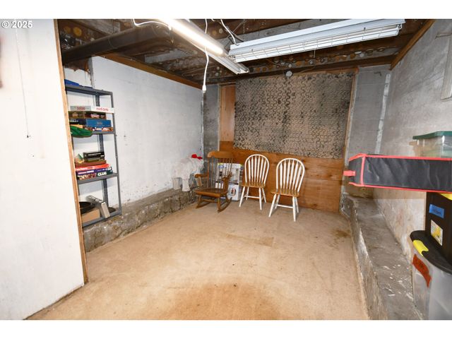 609 E 10TH St, The Dalles, OR 97058