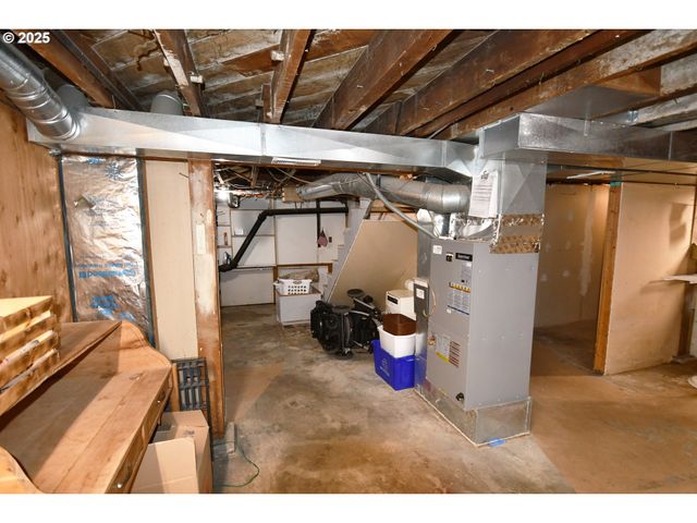 609 E 10TH St, The Dalles, OR 97058