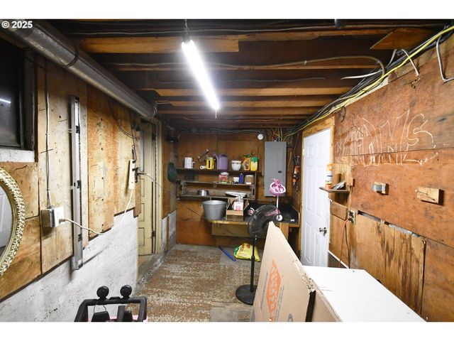 609 E 10TH St, The Dalles, OR 97058