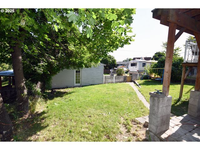 609 E 10TH St, The Dalles, OR 97058