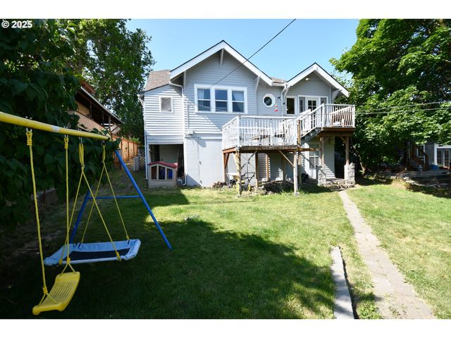 609 E 10TH St, The Dalles, OR 97058