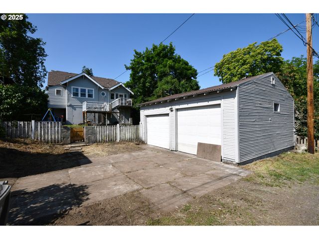 609 E 10TH St, The Dalles, OR 97058