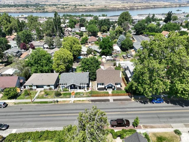 609 E 10TH St, The Dalles, OR 97058