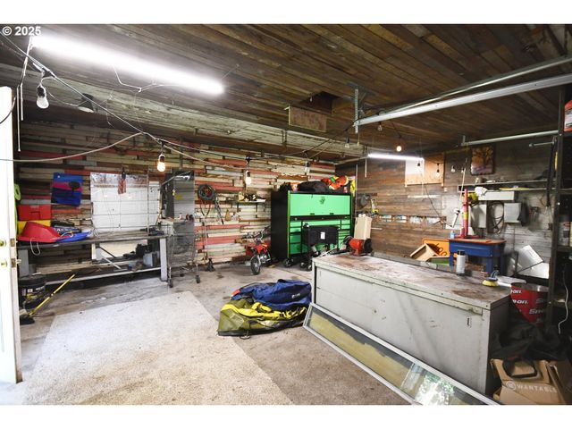 609 E 10TH St, The Dalles, OR 97058