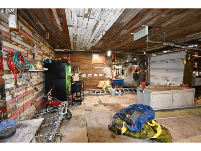 609 E 10TH St, The Dalles, OR 97058