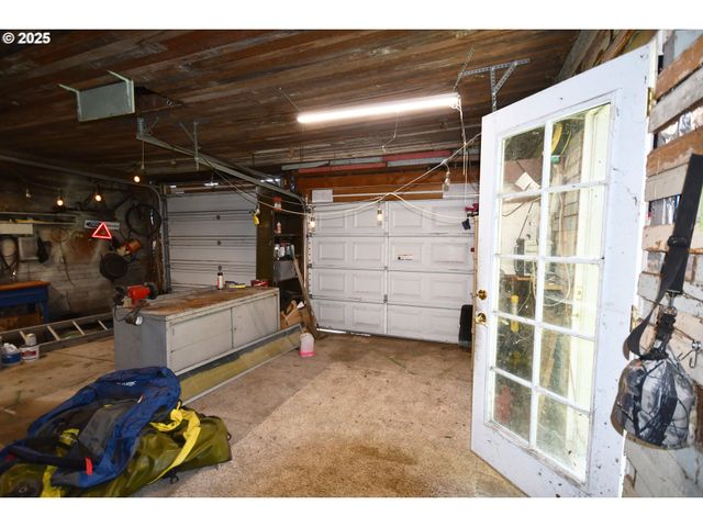 609 E 10TH St, The Dalles, OR 97058