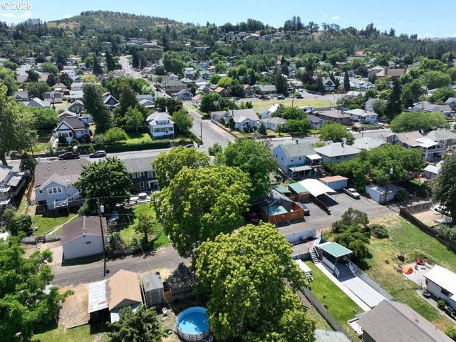 609 E 10TH St, The Dalles, OR 97058