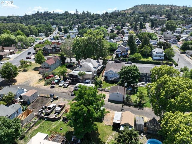 609 E 10TH St, The Dalles, OR 97058