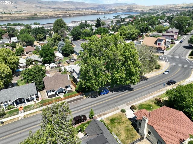 609 E 10TH St, The Dalles, OR 97058