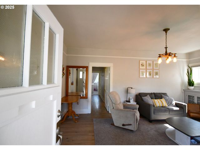 609 E 10TH St, The Dalles, OR 97058