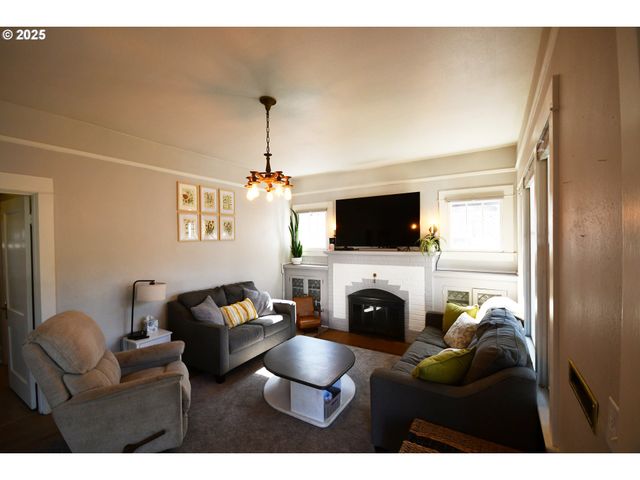 609 E 10TH St, The Dalles, OR 97058