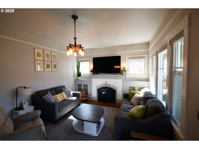 609 E 10TH St, The Dalles, OR 97058
