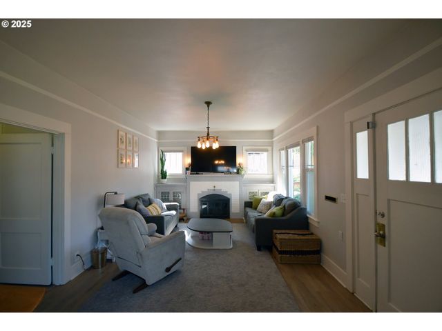 609 E 10TH St, The Dalles, OR 97058