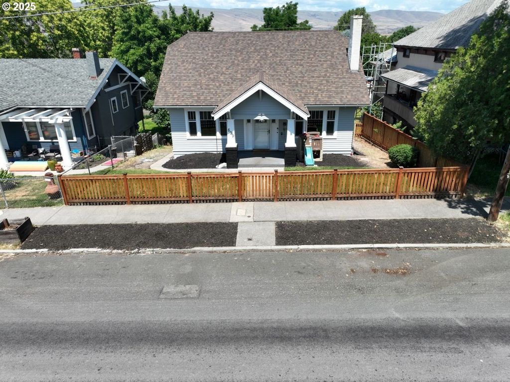 609 E 10TH St, The Dalles, OR 97058