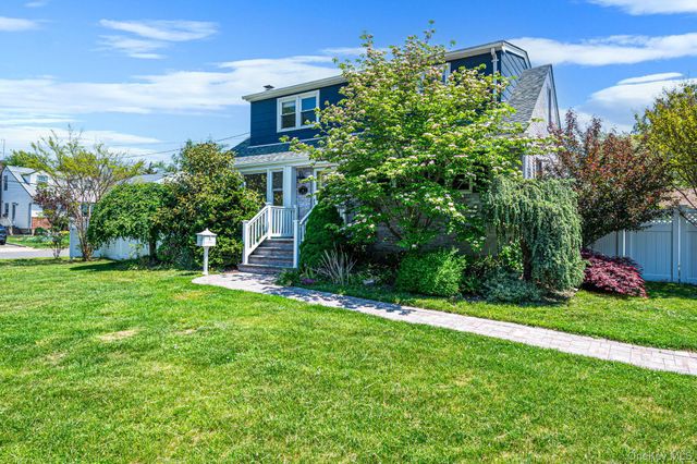 6 Lake Avenue, Merrick, NY 11566