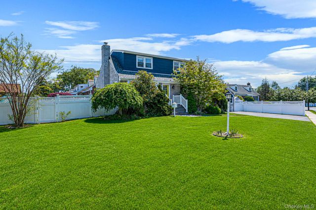 6 Lake Avenue, Merrick, NY 11566