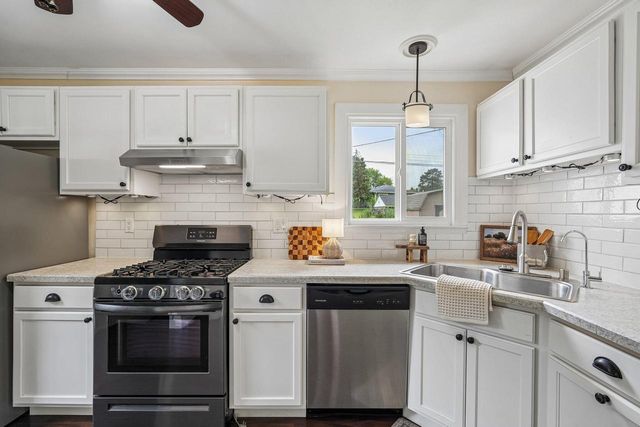 1633 Aldoro DRIVE, Waukesha, WI 53188