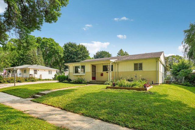 1633 Aldoro DRIVE, Waukesha, WI 53188